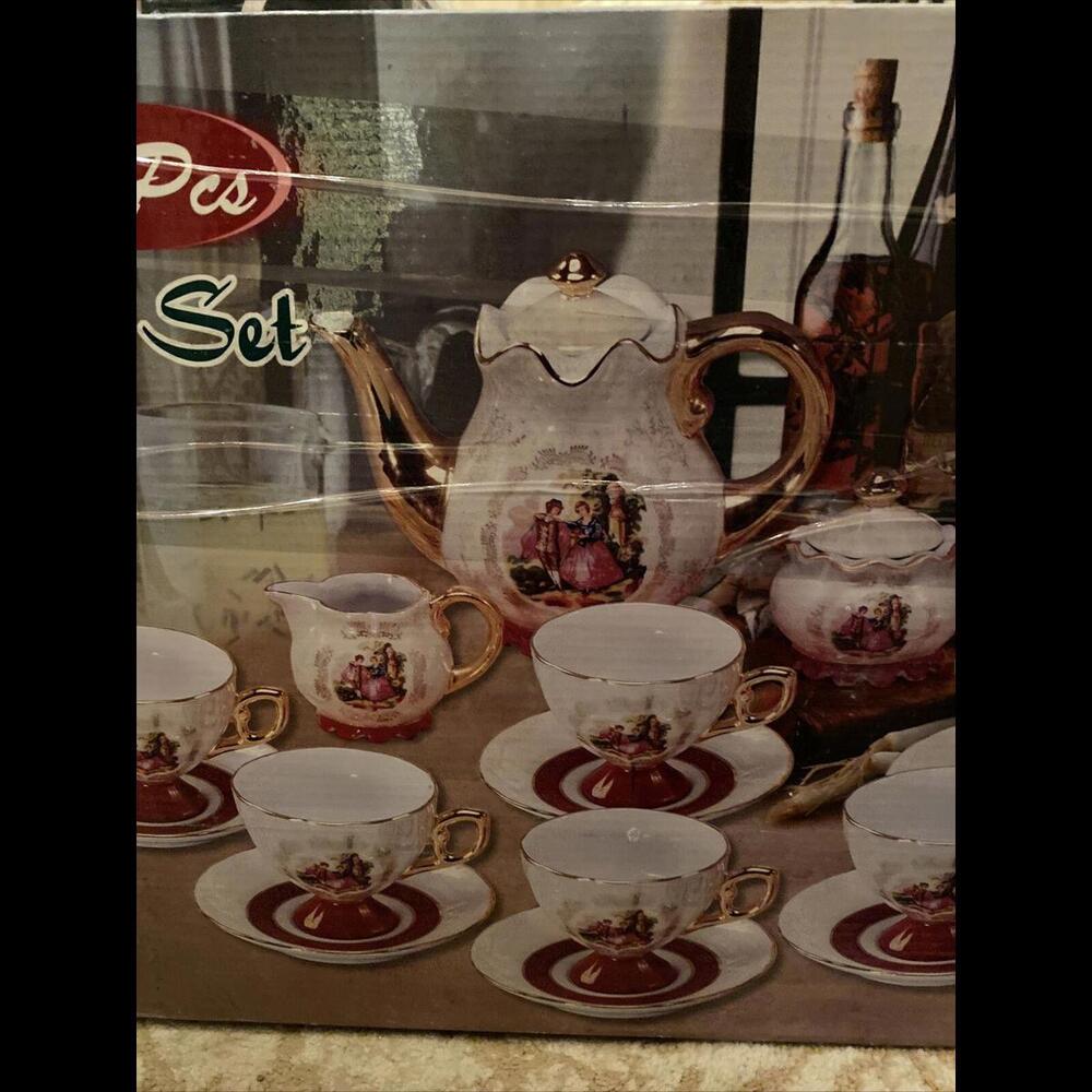 🎍🍽️17 piece China tea set. Beautiful gold trim on white background